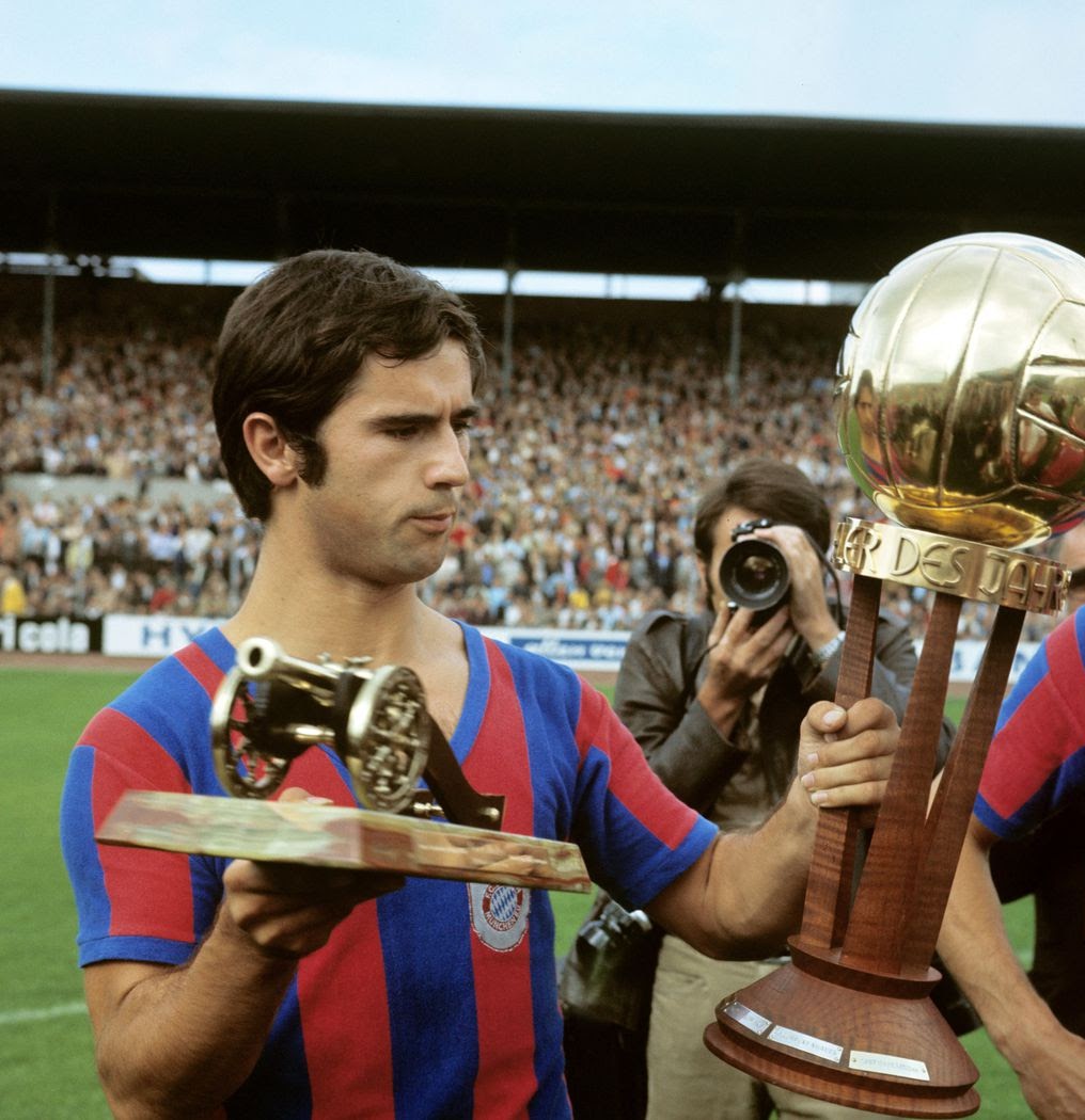 Gerd Müller holding the European Golden Shoe trophy