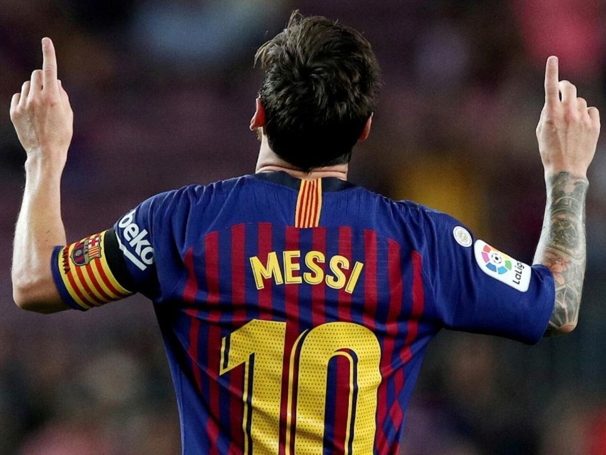 Lionel Messi celebrating a goal, seen from the back