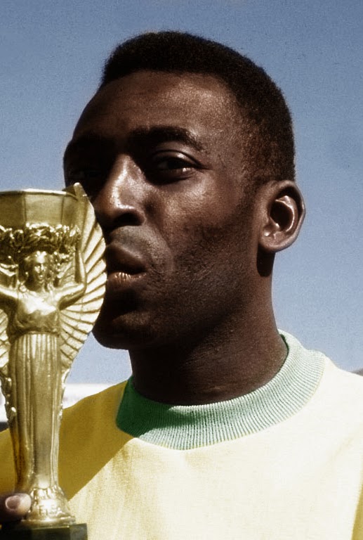 Pele holding the World Cup trophy
