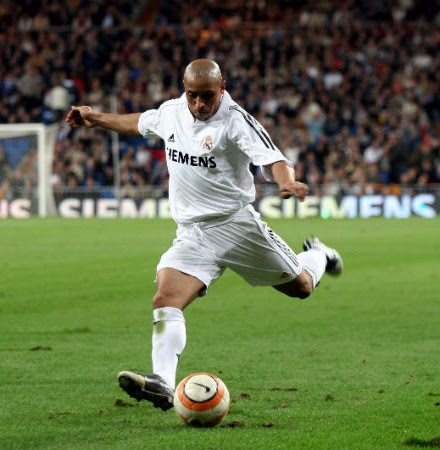 Roberto Carlos preparing to kick a soccer ball